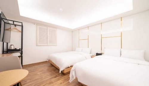 Habitación con 2 camas individuales, vistas a la ciudad