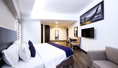 Suite, bañera accesible, vistas a la ciudad