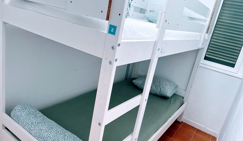 Dormitorio compartido básico, baño compartido