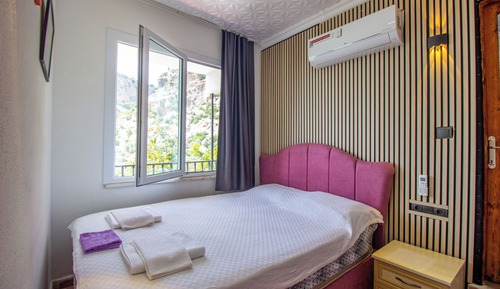 Habitación básica, balcón, vistas parciales al mar