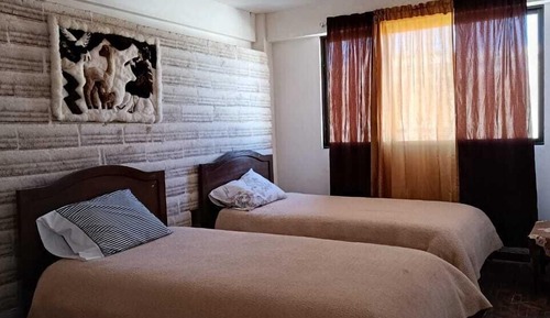 Habitación triple básica, varias camas, vistas al patio