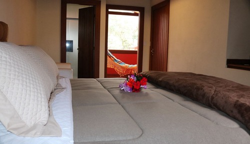 Casa familiar, 3 habitaciones, cocina básica, vistas al jardín