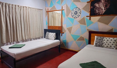 Habitación básica con 1 cama doble o 2 individuales, vistas al jardín
