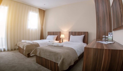 Habitación estándar con 2 camas individuales, balcón, vistas a la ciudad
