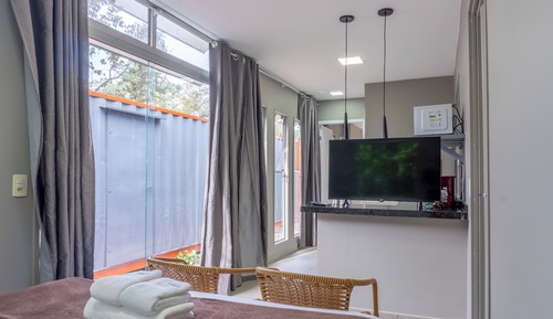 Habitación triple Confort, 1 cama doble con sofá cama, balcón, vistas al jardín