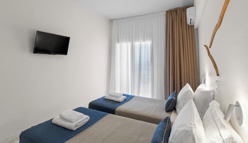 Habitación básica con 2 camas individuales, balcón, vistas al mar