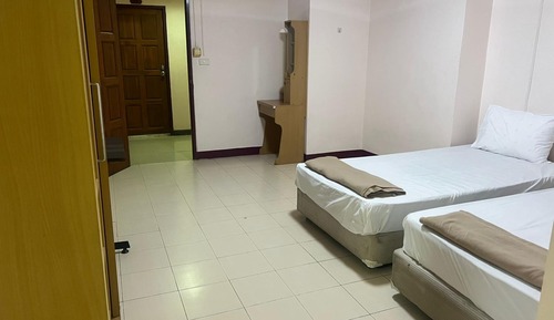 Habitación básica con 2 camas individuales, vistas a la ciudad