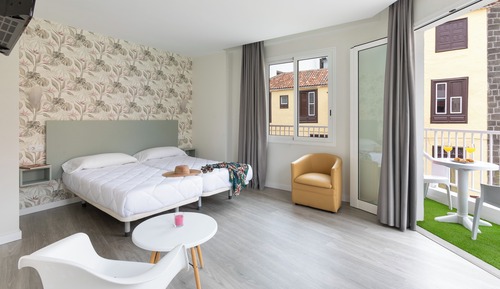 Habitación estándar con 2 camas individuales, balcón, vistas a la ciudad