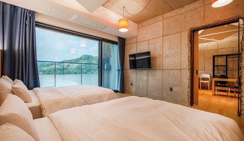 Habitación superior con 2 camas individuales, balcón, vistas al lago