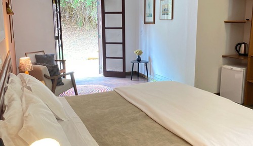 Suite Confort, bañera de hidromasaje, vistas al jardín