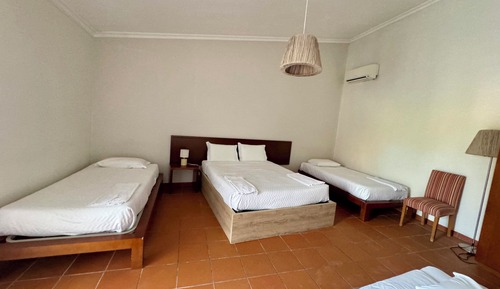 Habitación cuádruple económica, patio, vistas a la montaña