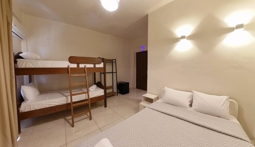 Habitación cuádruple económica, balcón, vistas a la ciudad