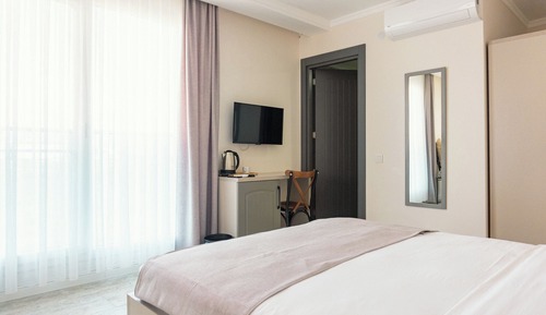 Habitación triple estándar, varias camas, balcón, vistas parciales al mar