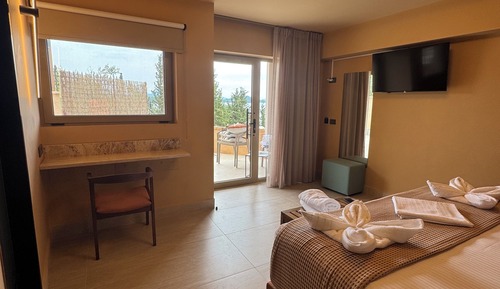 Suite junior, vistas parciales al mar