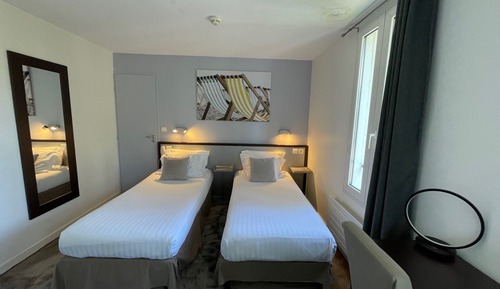 Habitación básica con 2 camas individuales