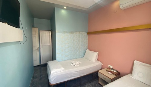 Habitación básica con 2 camas individuales