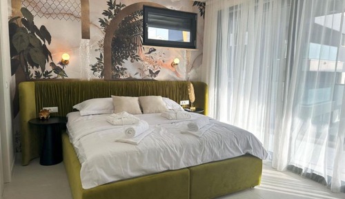 Apartamento (Three-Bedroom Penthouse with Infinity)