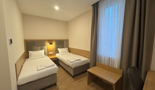 Habitación básica con 2 camas individuales