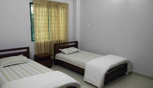 Habitación familiar con 1 cama doble o 2 individuales, vistas al jardín