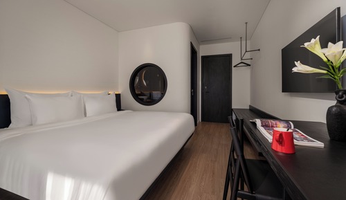 Habitación superior con 1 cama doble o 2 individuales, vistas a la ciudad