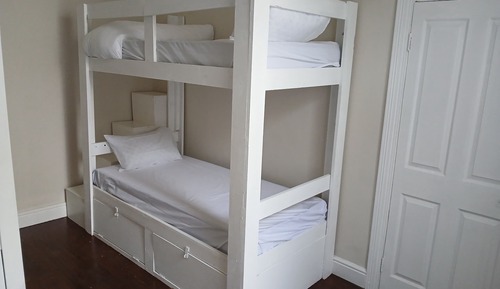 Dormitorio compartido económico, patio, vistas a la ciudad