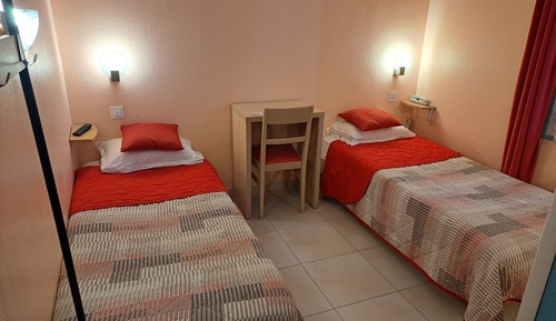 Habitación con 2 camas individuales, vistas a la ciudad