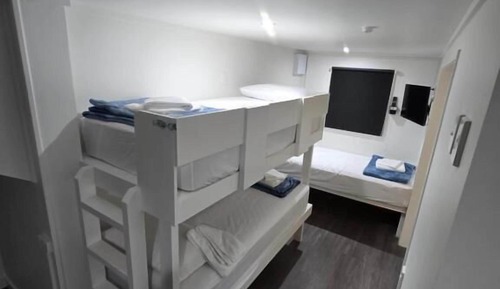 Dormitorio compartido básico, varias camas
