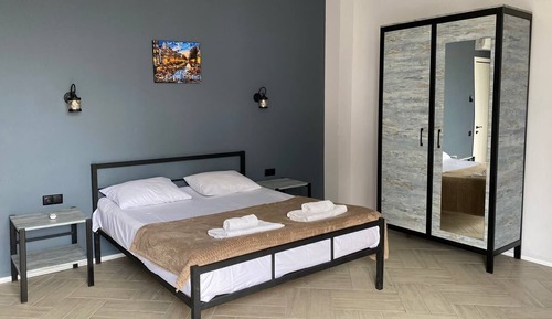 Habitación superior con 1 cama doble o 2 individuales, vistas a la montaña