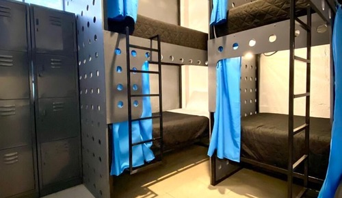 Dormitorio compartido básico, baño compartido