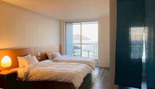 Habitación estándar con 2 camas individuales, balcón, vistas al mar