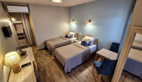 Habitación estándar con 2 camas individuales, balcón, vistas al mar