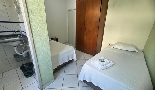 Habitación básica con 2 camas individuales