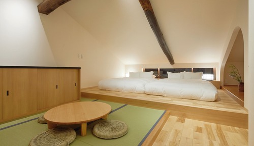 Habitación superior con 2 camas individuales, vistas al jardín