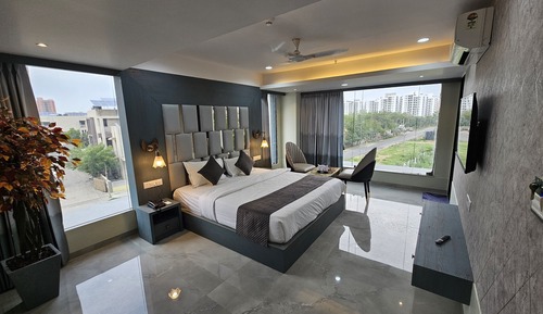 EXECUTIVE ROOM