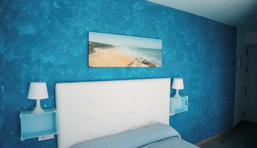 Habitación doble 8 con vista al mar desde la cama