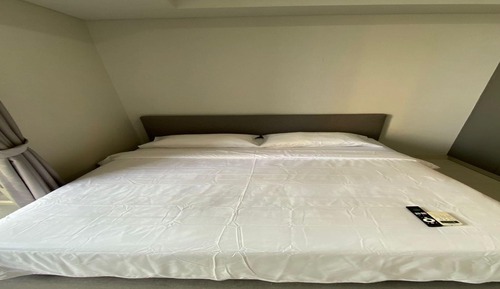 Estudio superior, 1 cama de matrimonio, cocina, vistas a la ciudad