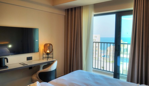 Habitación estándar con 1 cama doble o 2 individuales, balcón, vistas parciales al mar