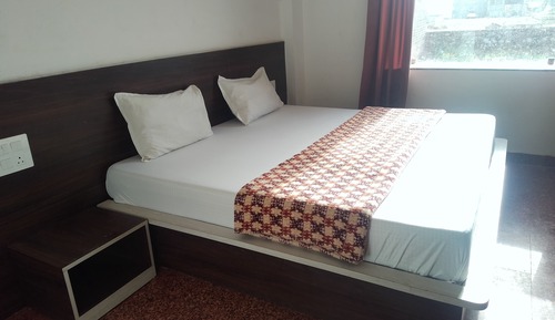 Habitación básica doble, 1 cama de matrimonio grande, balcón, vistas a la ciudad