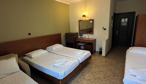 Habitación básica con 2 camas individuales, balcón, vistas a la montaña