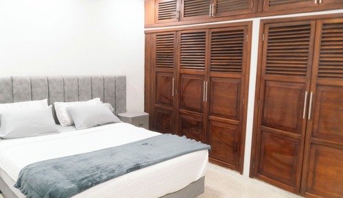 Habitación básica con 2 camas individuales