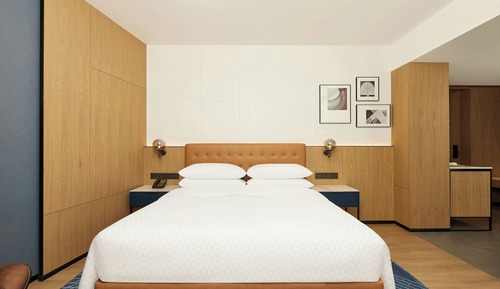 Habitación superior, 1 cama de matrimonio grande, vistas a la ciudad
