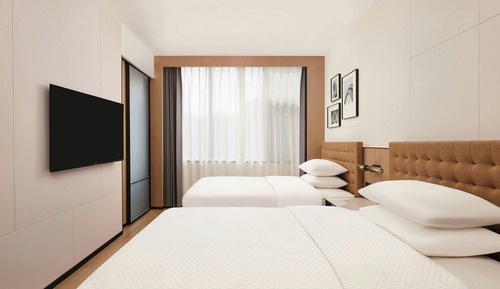 Habitación con 2 camas individuales, 2 camas dobles, vistas a la ciudad