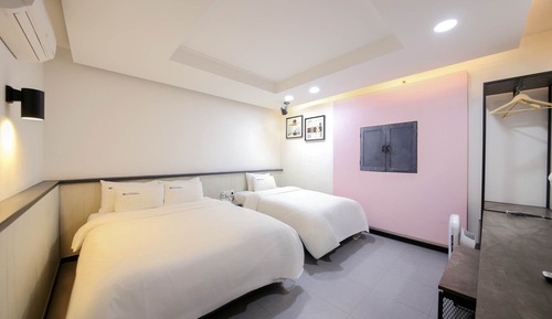 Habitación básica con 2 camas individuales
