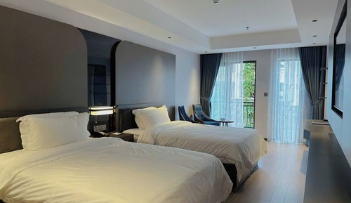 Habitación estándar con 1 cama doble o 2 individuales, balcón, vistas a la piscina