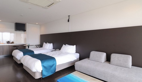 Habitación básica con 2 camas individuales, balcón, vistas al mar