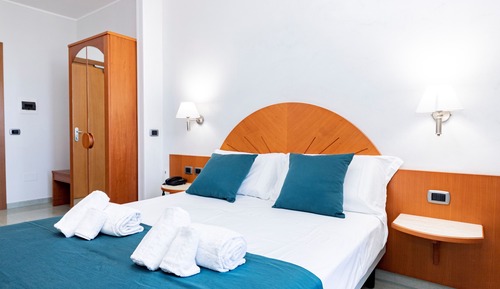 Habitación cuádruple estándar, balcón, vistas al mar