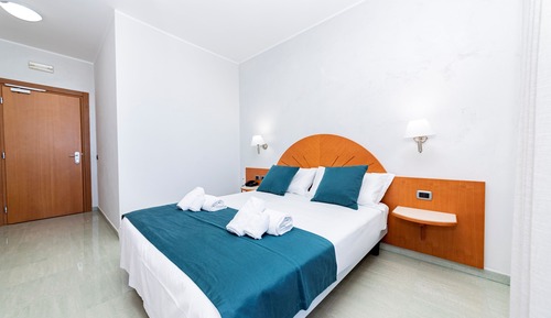 Habitación estándar, balcón, vistas parciales al mar
