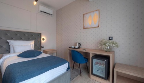Habitación estándar con 1 cama doble o 2 individuales, balcón, vistas a la ciudad