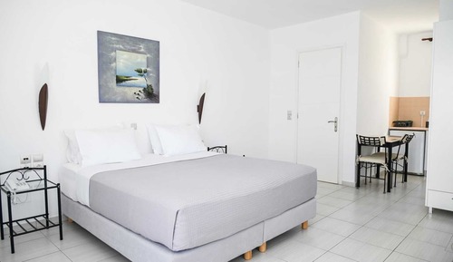 Habitación con 1 cama doble o 2 individuales, vistas parciales al mar