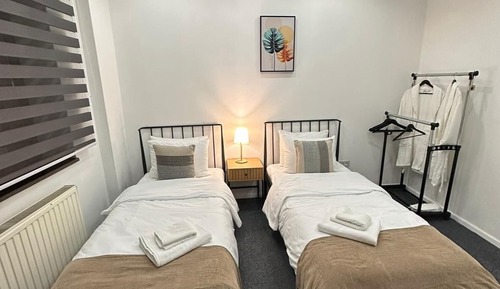 Habitación básica con 2 camas individuales